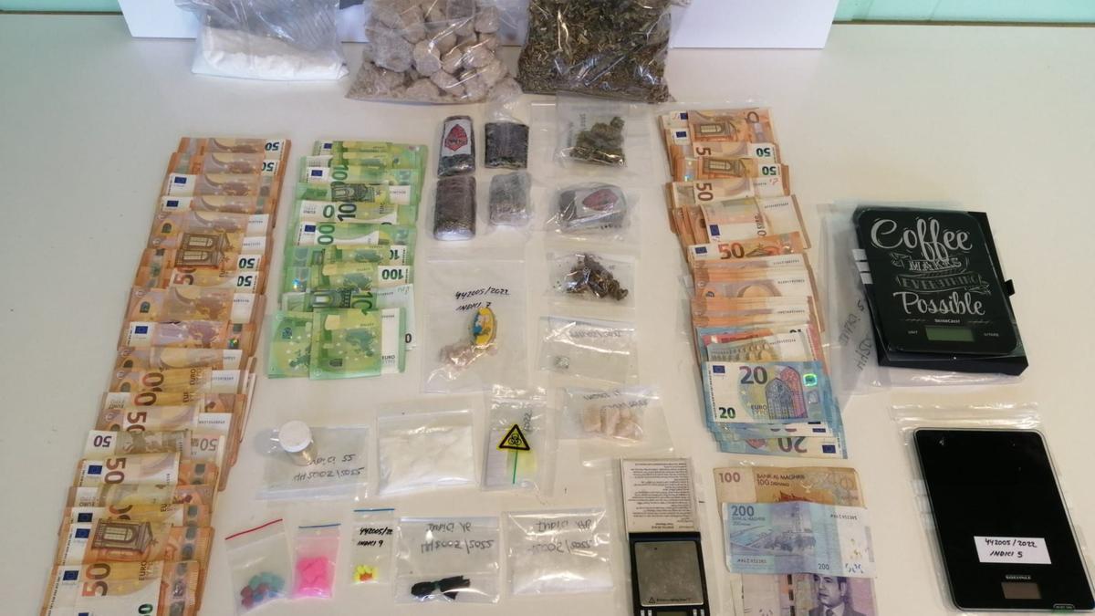 Diverses bosses de droga i diners que els Mossos d&#039;Esquadra han trobat en el vehicle