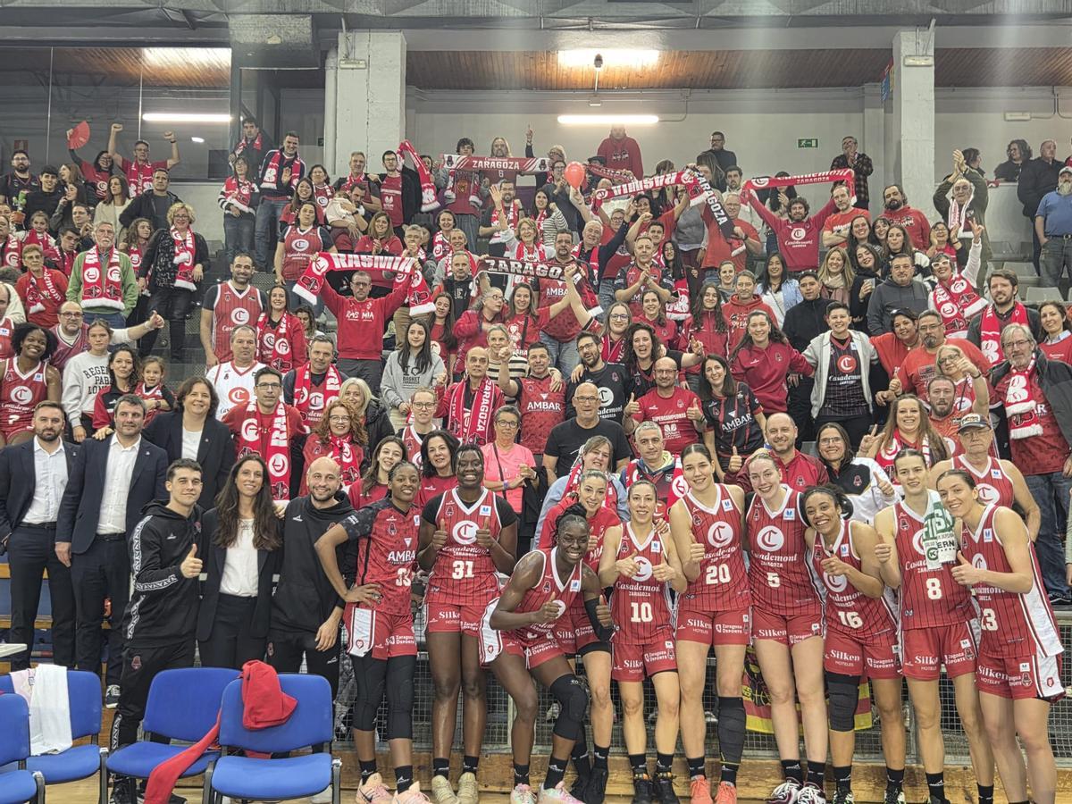 La plantilla femenina del Casademont Zaragoza celebra el triunfo en San Sebastián con los aficionados desplazados.
