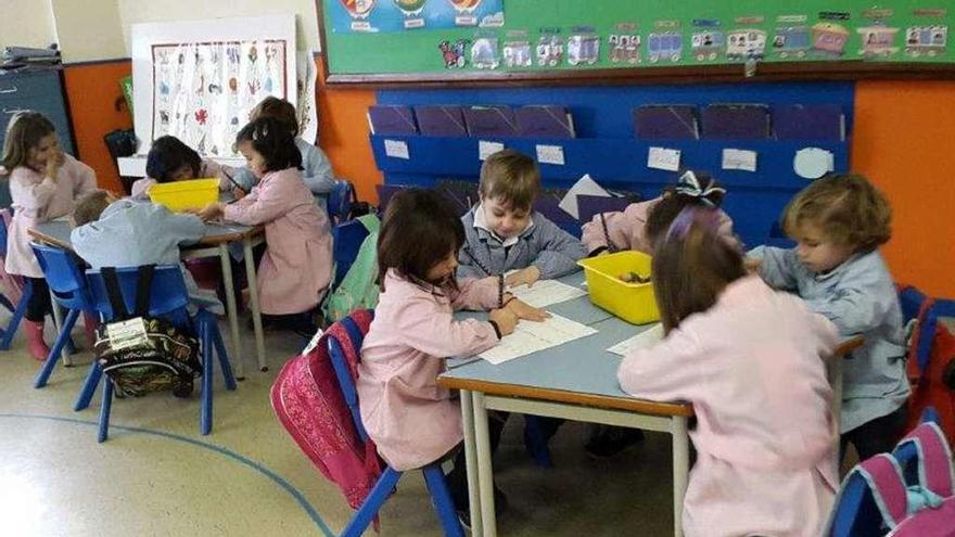 Alumnos de Educación Infantil del Colegio Internacional Meres, trabajando en su aula.