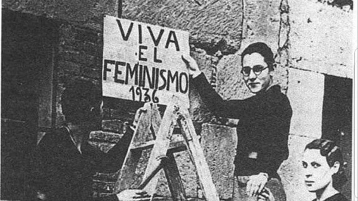 La extremeña María Tello, con su cartel de &quot;Viva el feminismo&quot; en 1936.