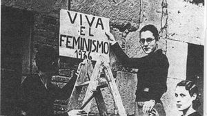 La extremeña María Tello, con su cartel de Viva el feminismo en 1936.