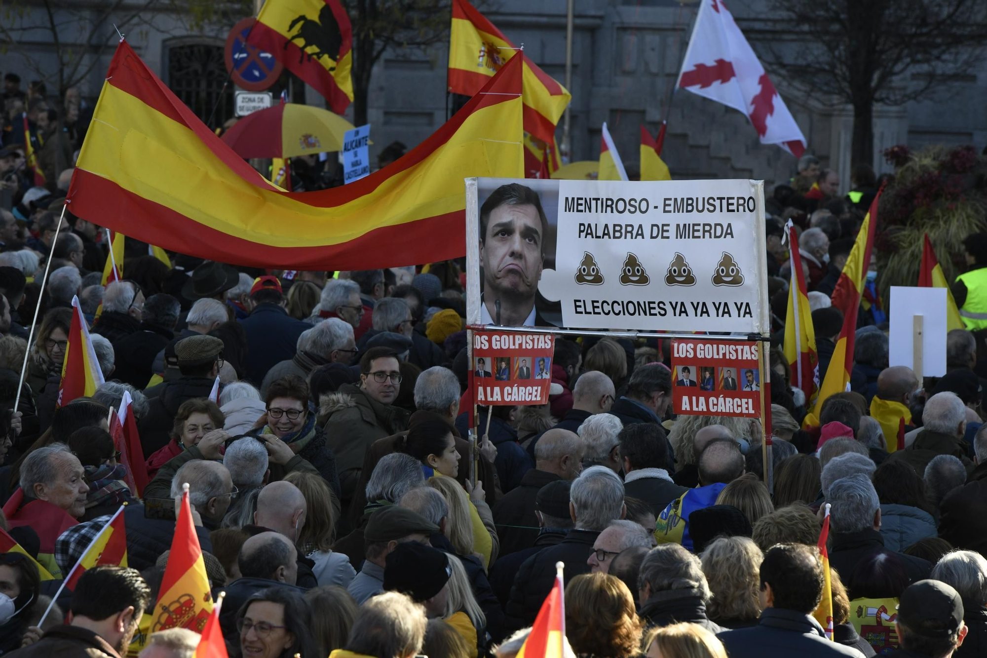 Miles de personas llenan Cibeles contra la política de Sánchez