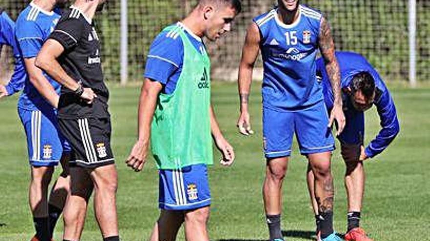 Álex Martín, con el quince en la camiseta, durante un entrenamiento.