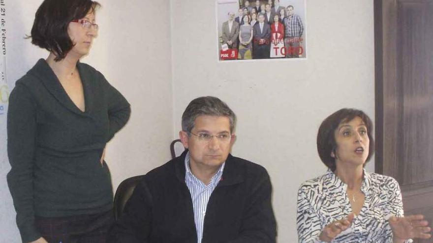 El portavoz del PSOE, Lorenzo Rodríguez, acompañado de Ruth Martín (izquierda) y Ángeles Medina. Foto