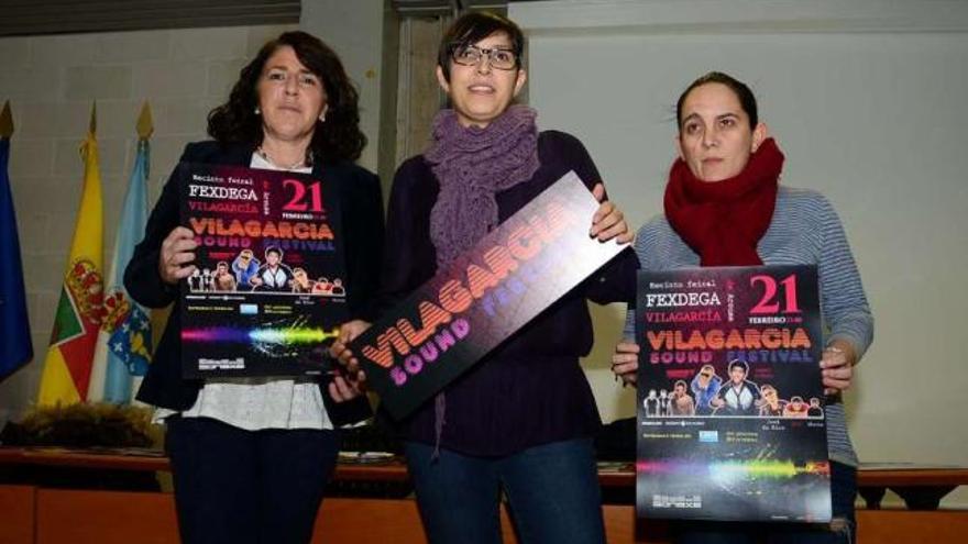 La concejala Elena Suárez con miembros de la organización, la cooperativa Sonaxe.  // Noé Parga