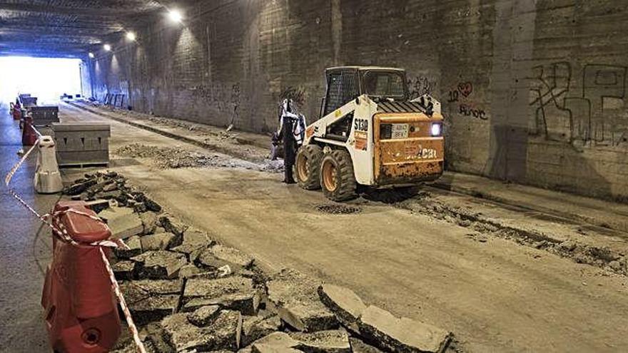 Aspecte de les obres, amb el tram de la calçada aixecat, ahir