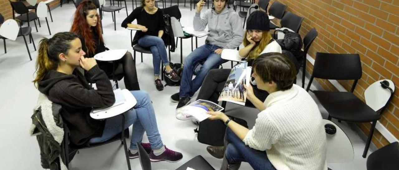 Un grupo de jóvenes en la Facultad de Ciencias Sociais. // Gustavo Santos