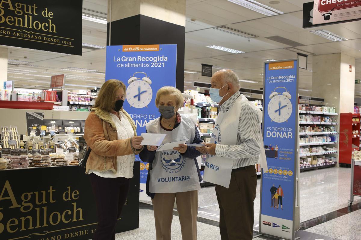 Voluntarios del Banco de Alimentos en El Corte Inglés de Castelló, que también colabora en la Gran Recogida