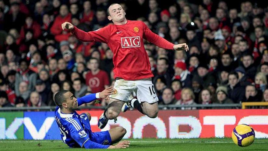 Jose Bosingwa derriba a Wayne Rooney. / magi haroun / efe
