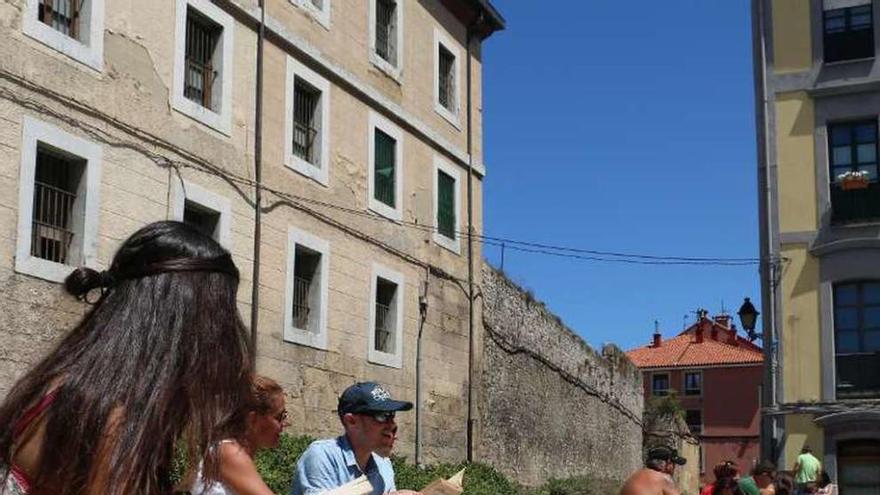 Jóvenes leen libros en la plaza de Tabacalera, en una acción cultural impulsada por los colectivos del barrio.