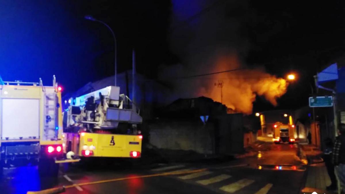 Los bomberos extinguen las llamas en Lada.