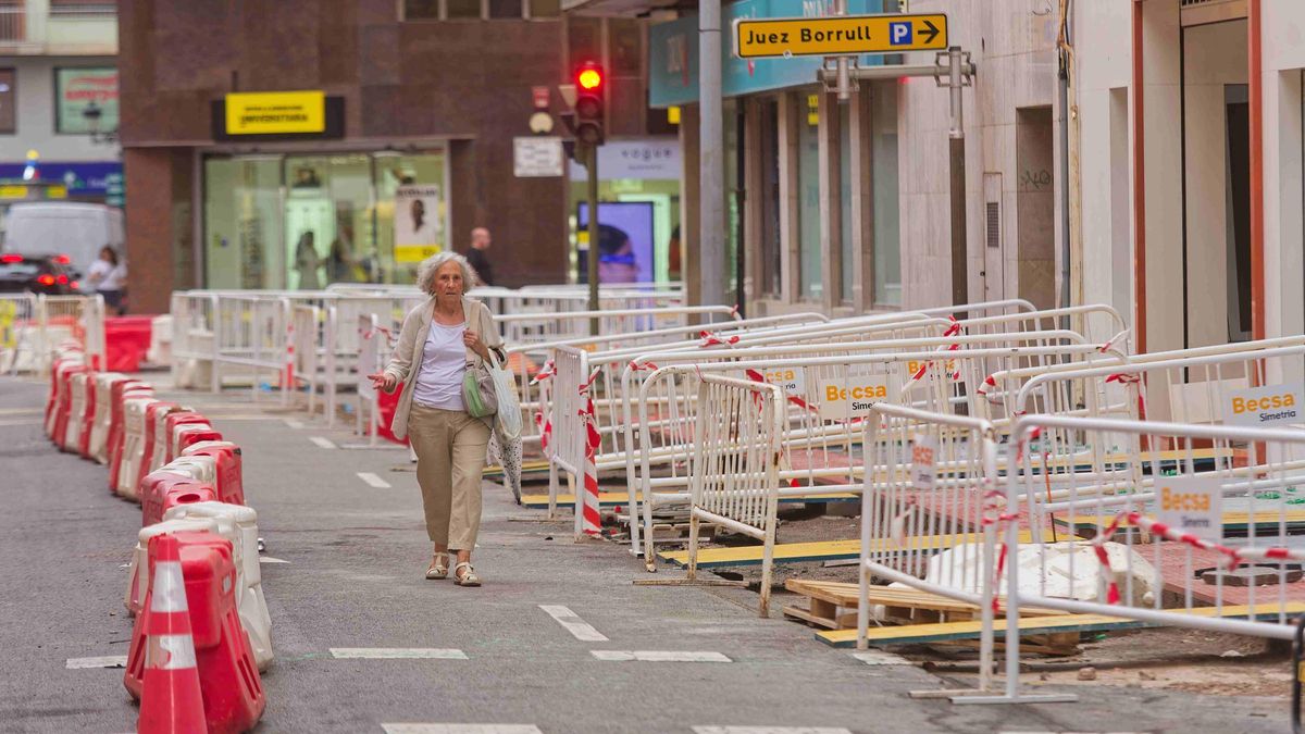 Imagen de las obras de la zona de bajas emisiones en la calle Herrero.