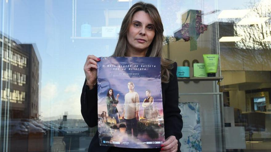 María Mira con el cartel que protagonizó en 2017. | Carlos Pardellas