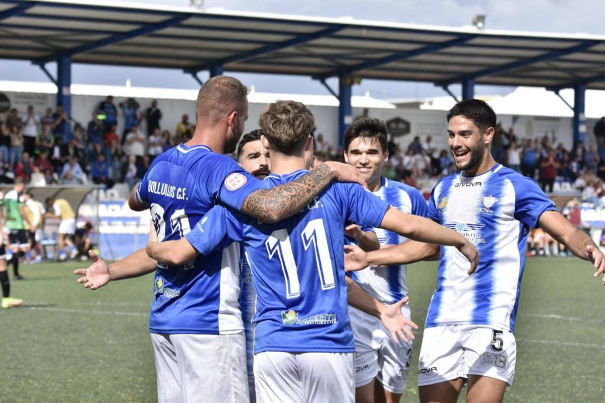 Los futbolistas del Bollullos CF celebran uno de sus goles ante el Atlético Espeleño.