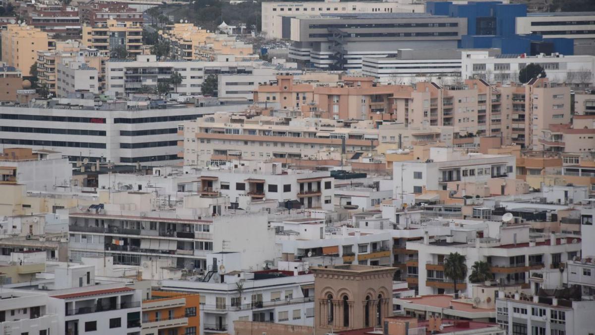 Vista parcial de la ciudad de Ibiza, con el Hospital Can MIsses al fondo. | C.N.