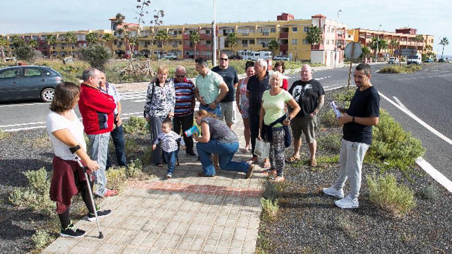 Los vecinos de La Caleta en La Oliva exigen mejoras para su barrio.