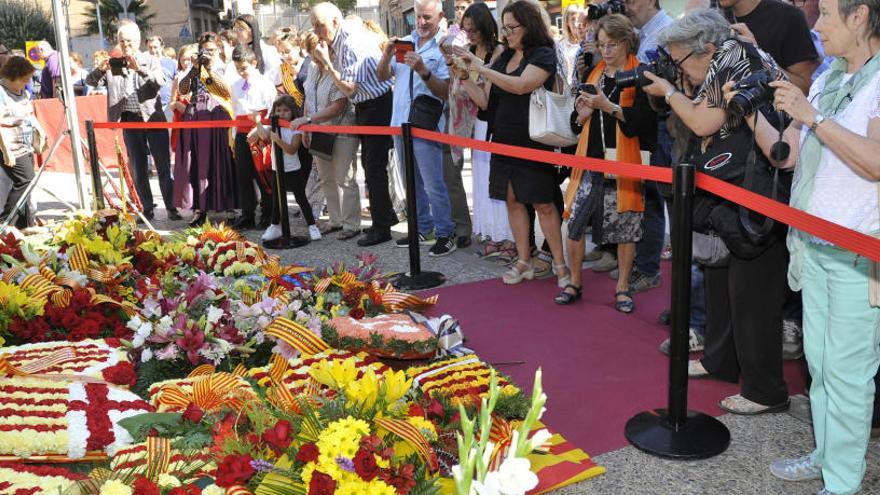 Assistents a la Diada de l&#039;any passat fent fotos als rams de l&#039;ofrena floral