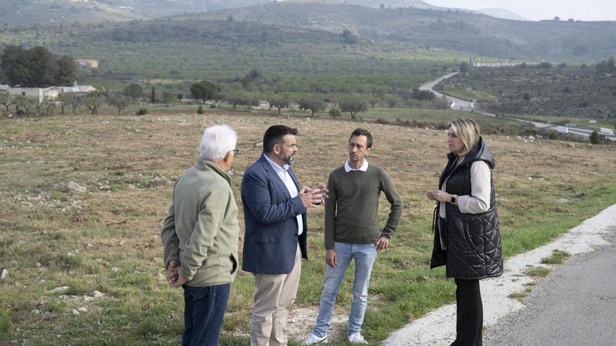 La presidenta de la Diputación de Castellón, Marta Barrachina, durante la visita para comprobar el estado de caminos rurales.