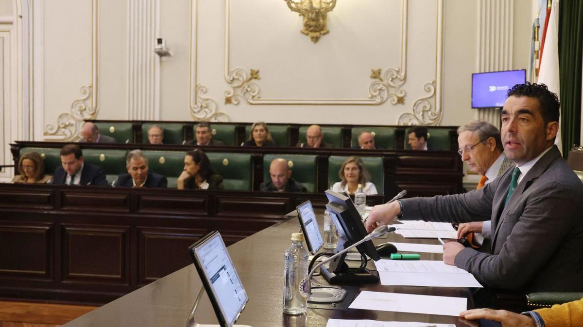 Luis López, en el pleno, junto con los diputados provinciales del PP.