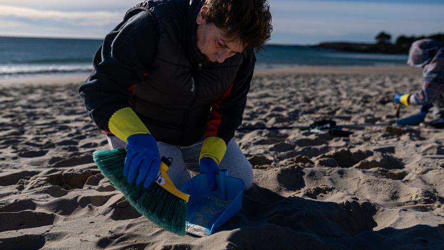 Así trabajan operarios y voluntarios en las playas afectadas por los pellets