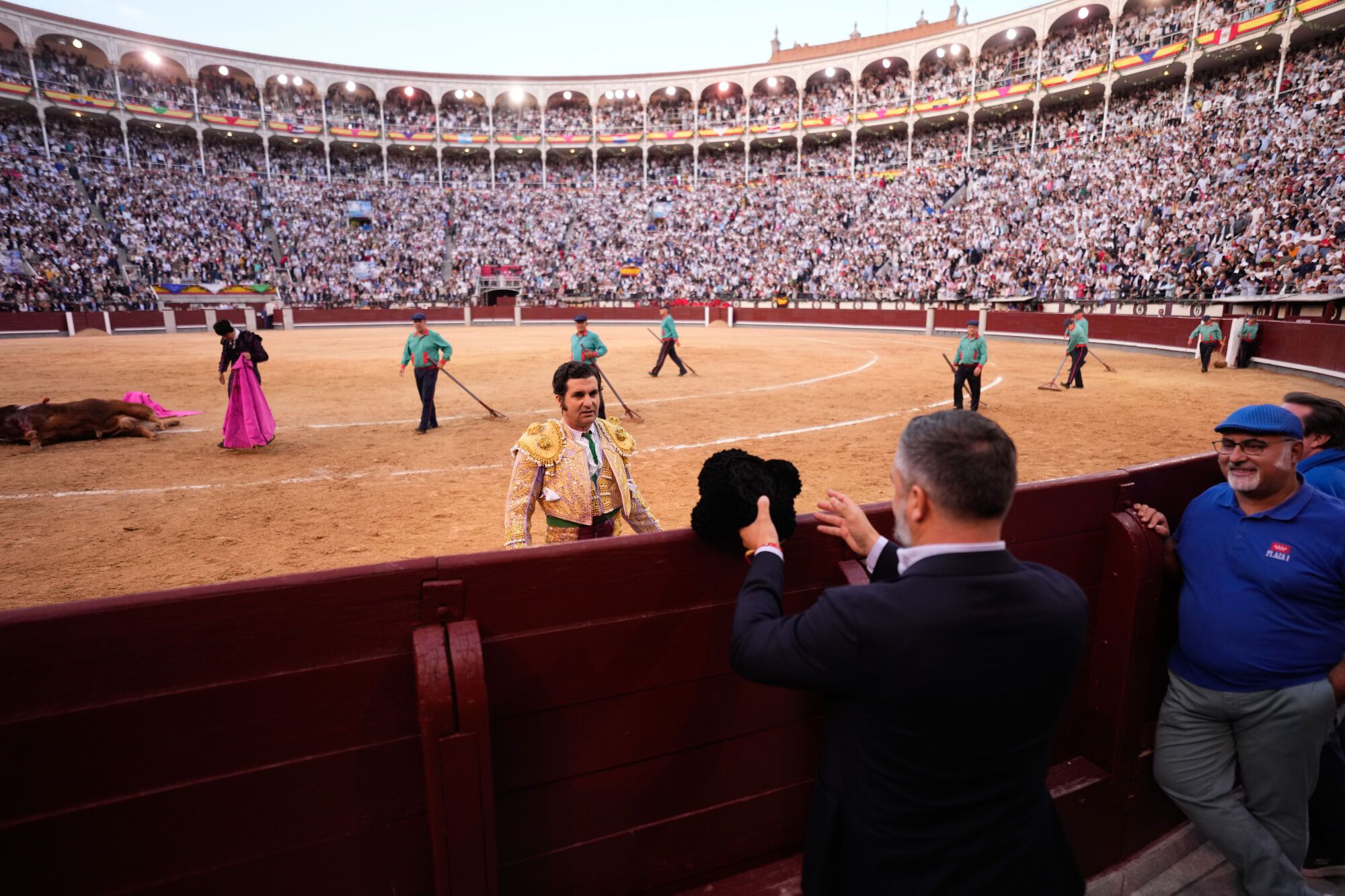 MADRID, 12/10/2025.- El diestro Morante de la Puebla lanza su montera al líder de Vox, Santiago Abascal, durante el festejo taurino de la Feria de Otoño celebrado este domingo en la plaza de Las Ventas, en Madrid. EFE/ Borja Sánchez-Trillo