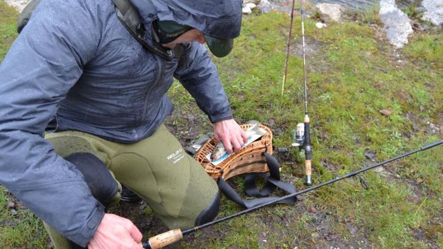 Un pescador recoge una trucha