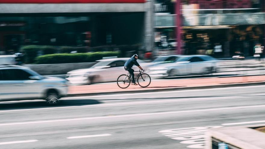 Perill a la C-58: enxampen un ciclista conduint pel mig de l'autopista