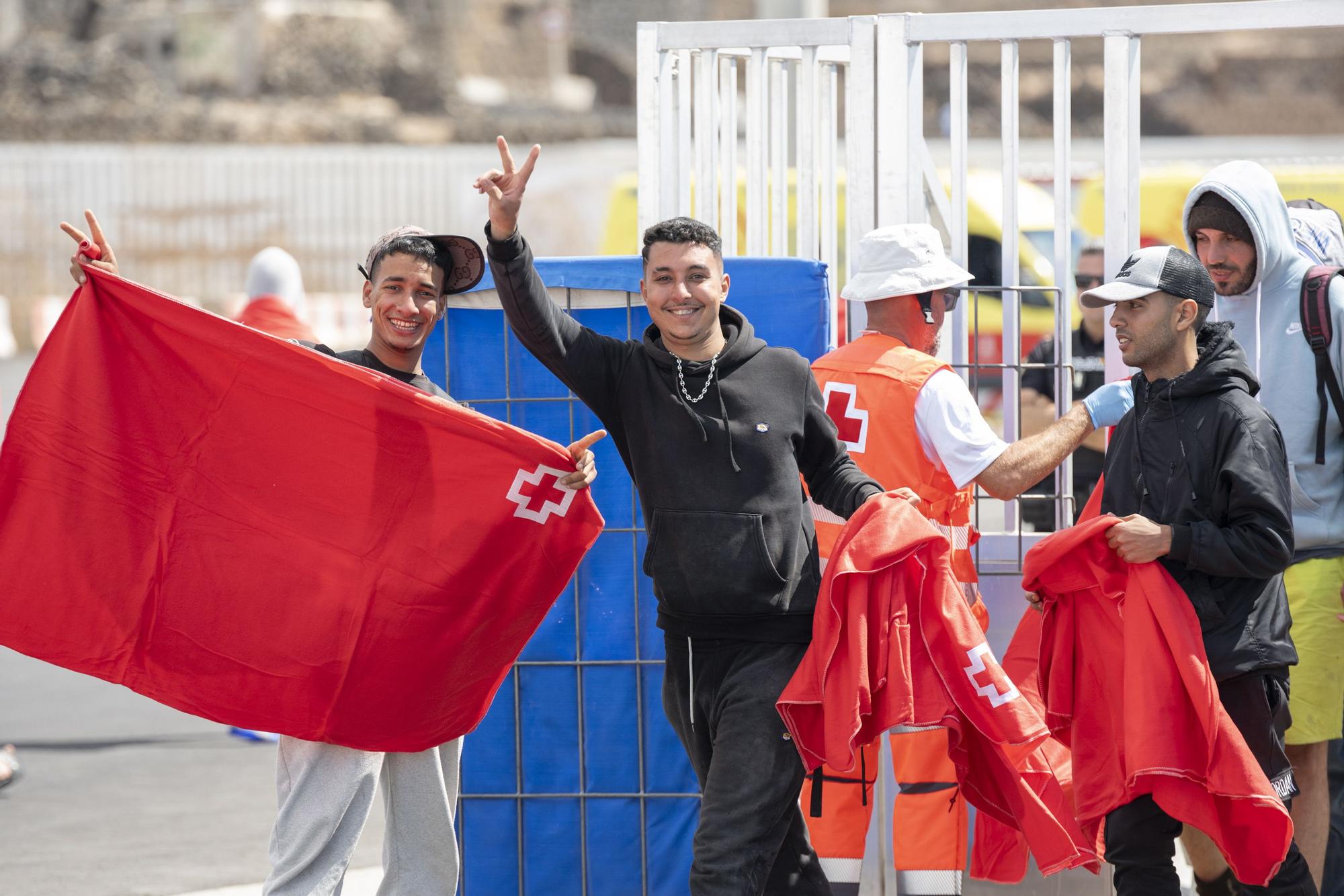 Migrantes desembarcados en Arrecife (Lanzarote) por Salvamento Marítimo el 9 de junio de 2024