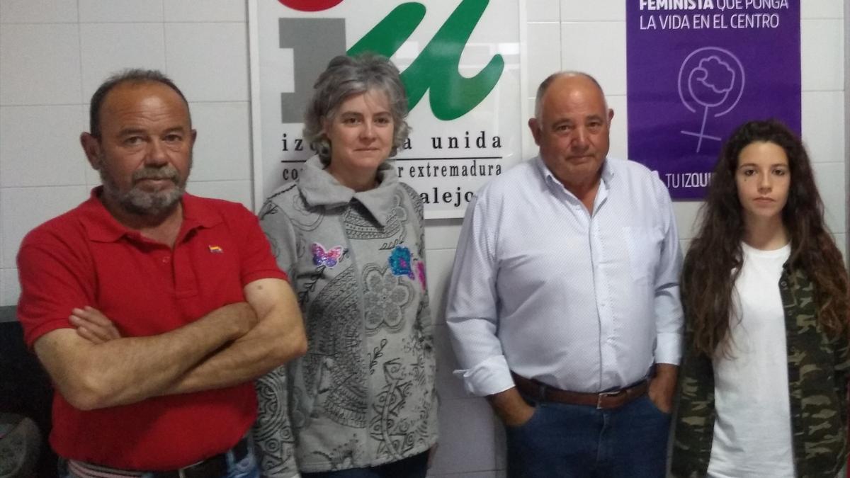 Pilar Ramos, segunda por la izquierda, la nueva candidata por IU.