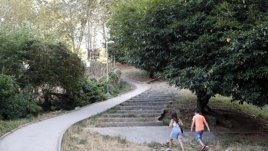 Los tres detenidos tiraron la pistola entre la maleza del parque de Matías. // Marta G. Brea