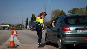 09/04/2020 Una agente de los Mossos d’Esquadra protegida con una mascarilla en un control en el peaje de La Roca del VallÃ?s pide a un conductor el justificante que le permite su salida de casa durante un Jueves Santo atÃ­pico en el que prosigue el estado de alarma decretado por el Gobierno para la lucha contra el coronavirus, en La Roca del VallÃ?s/Barcelona/Catalunya (EspaÃ±a) a 9 de abril de 2020.