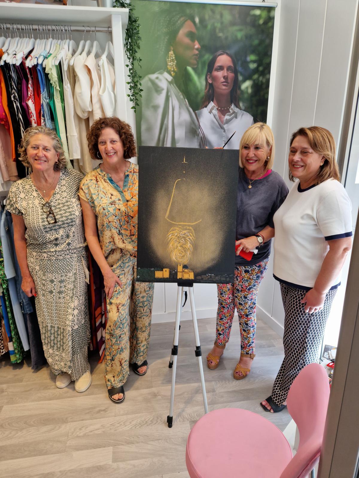 La artista junto a las propietarias de Conchetta y a la edil Caridad Martínez