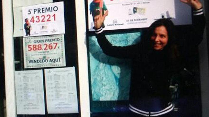 Susana Díaz, junto al número 43221, del que ha vendido un décimo.