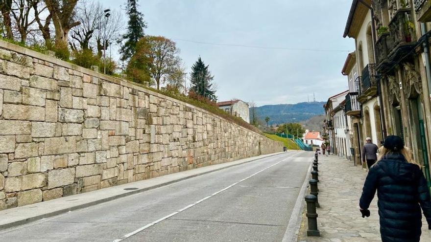 Imaxe actual da rúa do Pombal despois de ser restaurado recentemente o muro da Alameda.