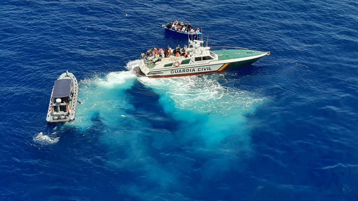 Rescatan a 32 personas de dos pateras en Cabrera