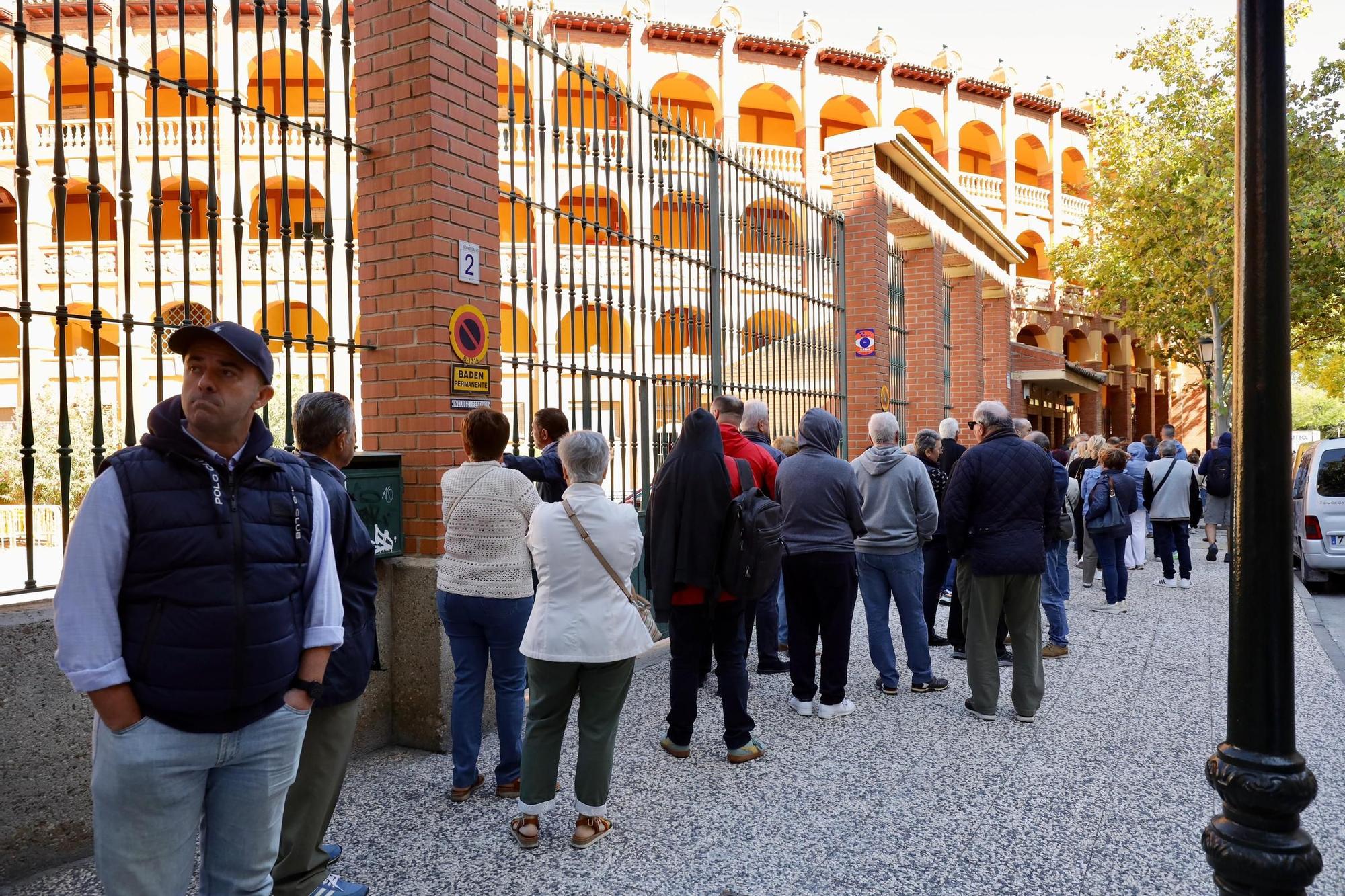 Largas filas para los abonos de la Feria taurina del Pilar