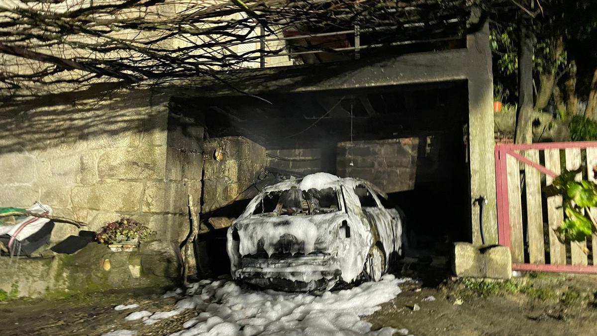 Incendio urbano en Nigrán | Un coche acaba calcinado en plena madrugada en  Nigrán