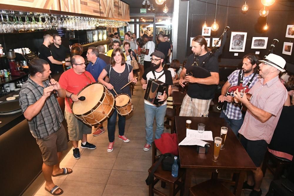 Las actividades previas a la romería del fin de semana en el parque de Santa Margarita llenan de música los bares del centro.
