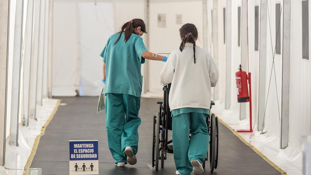 Sanitarias en el hospital de campaña levantado en Alicante.