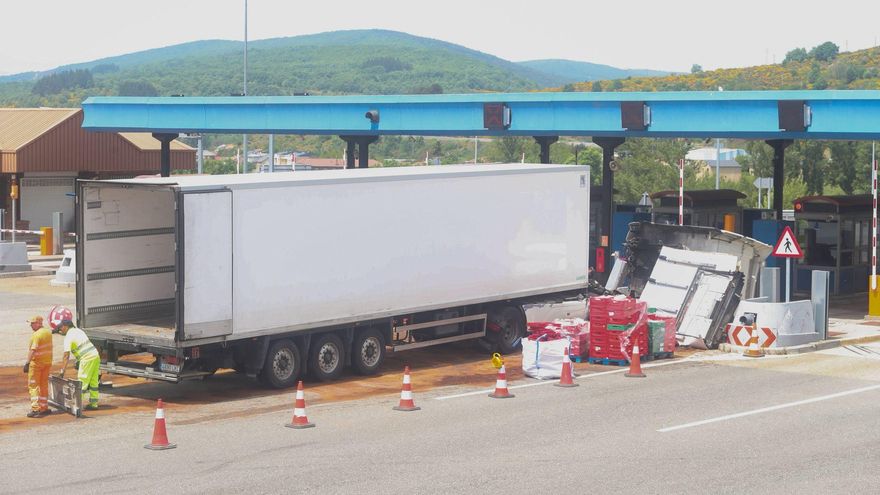 Un camión se estampa contra una cabina de peaje de la Autopista del Huerna, en La Magdalena