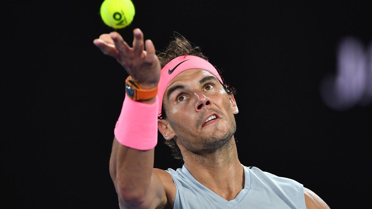 Nadal se dispone a servir en un partido de la pasada temporada.