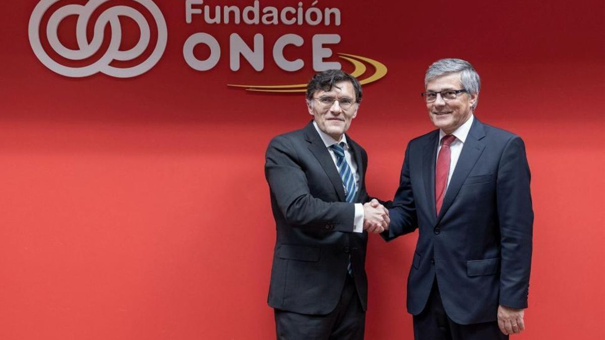 El director general de Alcampo, Américo Ribeiro, y el vicepresidente ejecutivo de Fundación ONCE, Alberto Durán