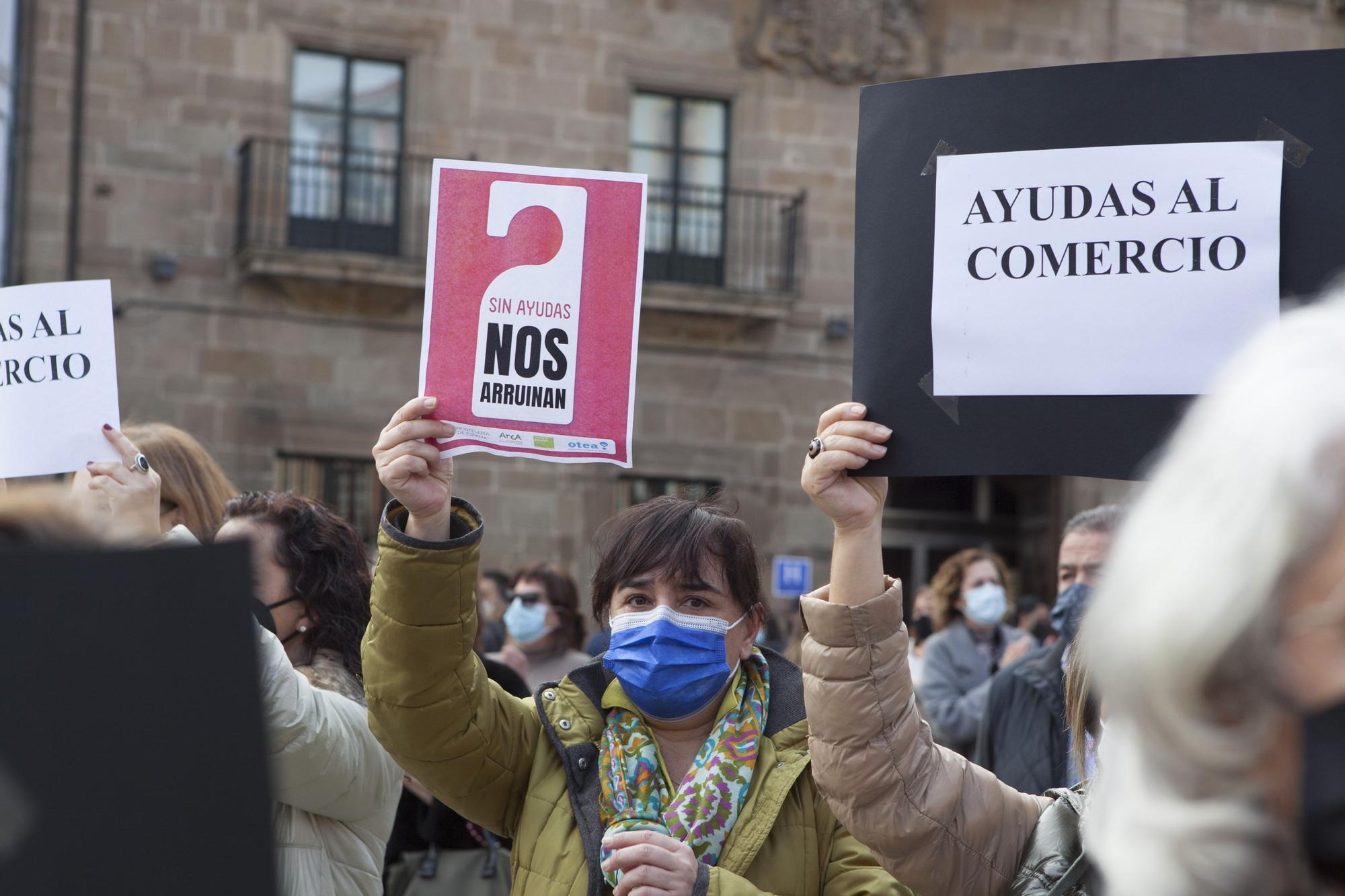 La hostelería de Avilés muestra en la calle su situación crítica.