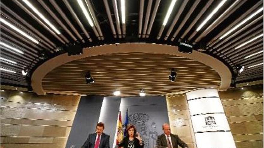 Soraya Sáenz de Santamaría, envoltada per Rafael Catalá i Luis de Guindos, després del Consell de Ministres.