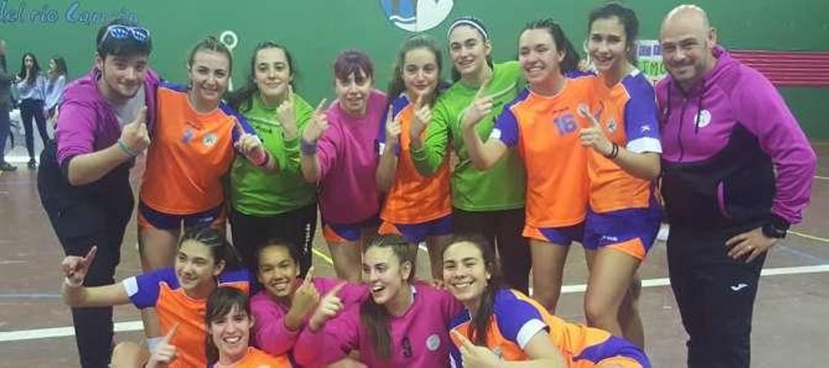 El Gasóleos Vallejo Balonmano Fuentes Carrionas celebrando el campeonato.