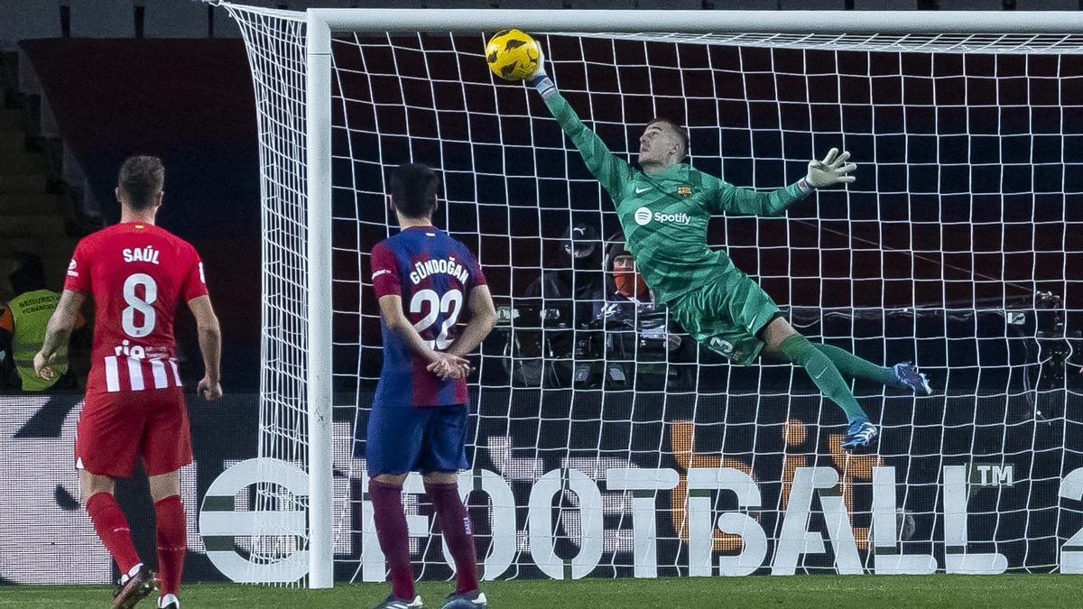 Iñaki Peña firma una prodigiosa parada para desviar la falta lanzada por Memphis en el Barça-Atlético de Montjuïc.