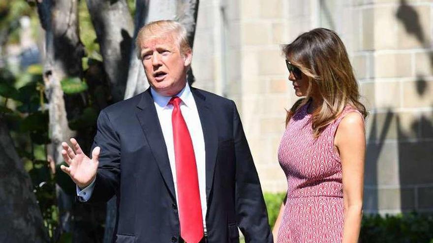 Trump y su esposa, antes de asistir a la misa de Pascua en Florida. // AFP