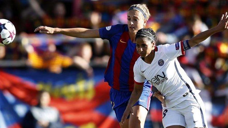 La jugadora blaugrana Alexia Putellas lluita per una pilota amb Shirley Cruz, del París Saint-Germain