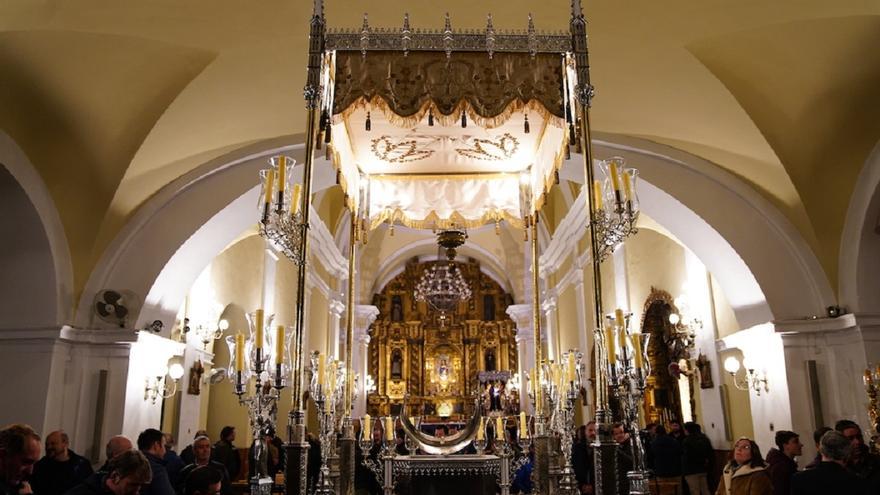 Restauran un trono neogótico del siglo XIX para la Virgen de Araceli de Lucena