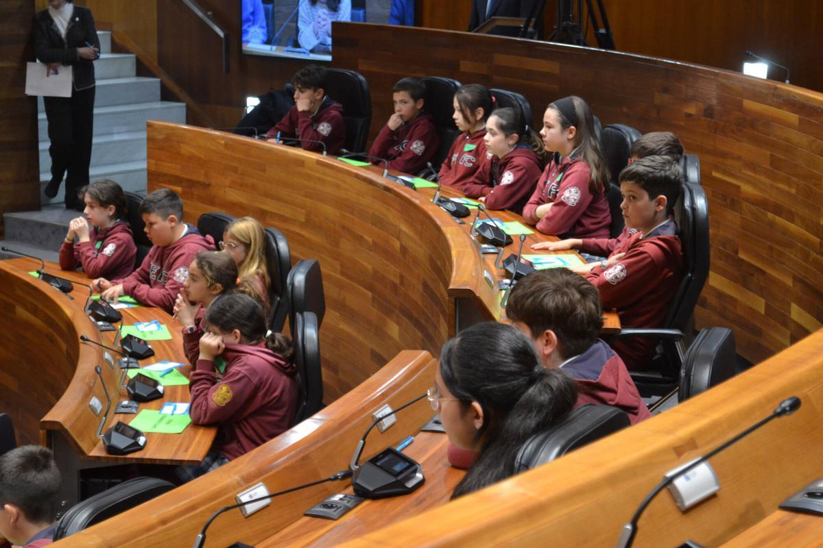 EN IMÁGENES: Sesenta alumnos asturianos se convierten en diputados por un día